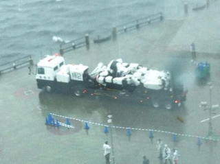 Illustration for article titled Giant Patlabor Mecha Withstands a Real Typhoon